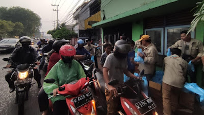 Berbagi Ratusan Paket Takjil Buka Puasa, Pengendara: Terima Kasih PWI Sidoarjo!