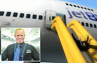 The flight attendant who quit his job during the flight using the aircraft door emergency