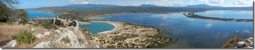 Blick nach Norden - auf die bekannt Bucht Voidokilia (Bildmitte)