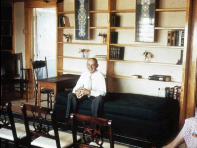 Edgar Cayce em seu sofá no início dos anos 1940.