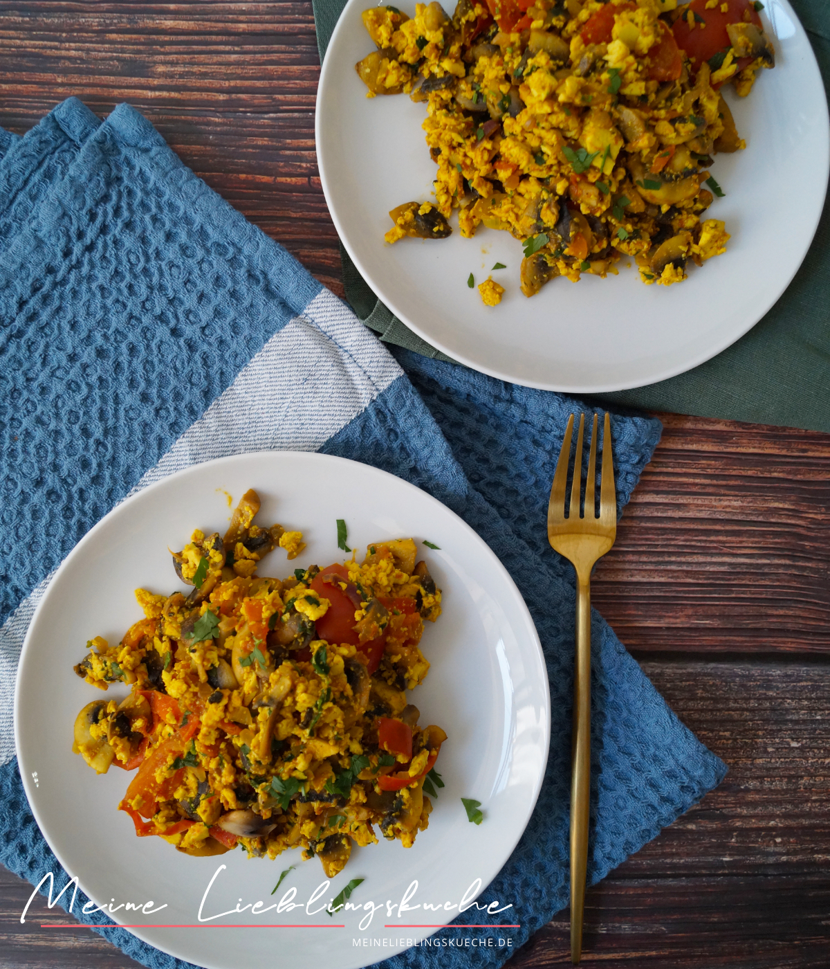 Mediterranes Rührtofu mit Zucchini und Tomaten