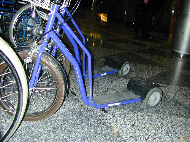 Funcionários de aeroporto utilizam patinete para se locomover