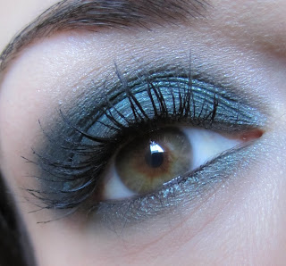 http://chroniquedunemakeupaddict.blogspot.com/2012/04/make-up-vert-avec-la-palette-bad-girl.html