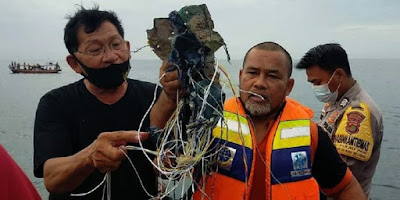 Diduga Milik Sriwijaya Air SJ182, Petugas Temukan Serpihan Pesawat di Kepulauan Seribu