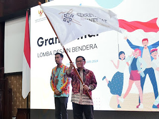 Seskab Pramono Anung bersama pemenang Final Lomba Desain Bendera Setkab di Aula Gedung III Kemensetneg, Jakarta, Selasa (30/01/2024). (Foto: Humas Setkab/Rahmat)