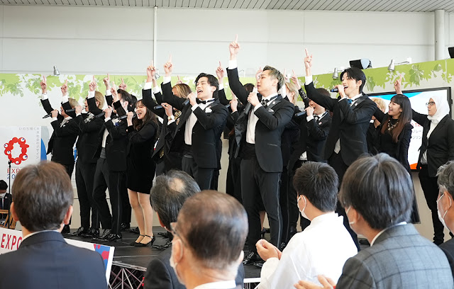 WITHDOM canta We are, la canción oficial del monorraíl de la EXPO TRAIN 2015 Osaka.