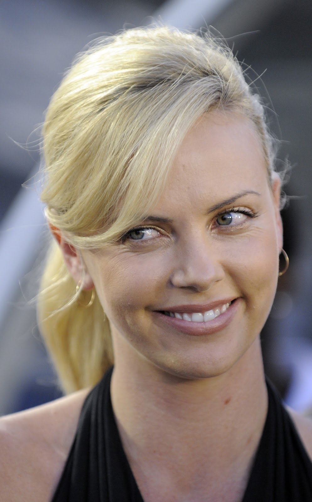 A new life hartz: Charlize Theron Different Hairstyle