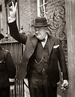 Winston Churchill mentre fa il segno della vittoria.