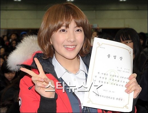 Kang Ji Young looked simple and adorable wearing her school uniform 