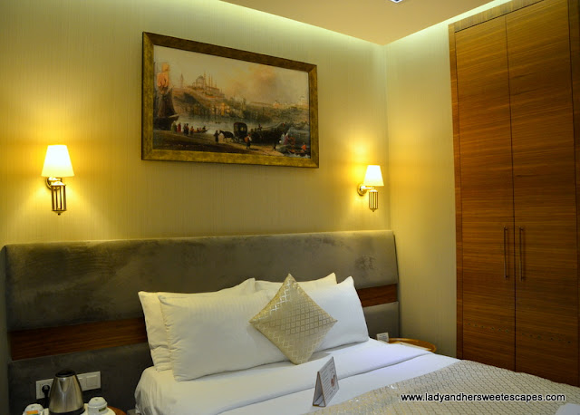 double bed in Nowy Efendi Hotel