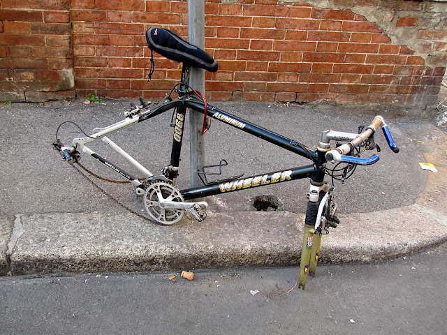 Bicicletta senza ruote incatenata ad un palo, Livorno