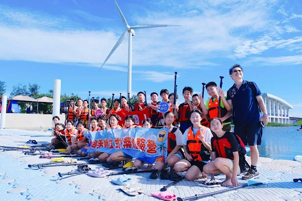 ▲中山國小不僅致力於培養在校學生的游泳能力及SUP體驗，還擴大辦理特色遊學課程，提供資源讓其他學校的學生也能參與SUP體驗活動。（中山國小提供）