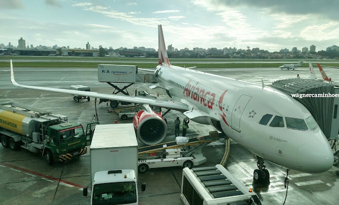 Caminhão tanque abastecendo o avião