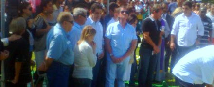 No enterro de Lady Laura, Roberto Carlos canta para mãe e se emociona