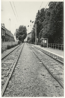 Trambaan van lijn 11, met links de Mackaystraat, foto door W. Kruyt