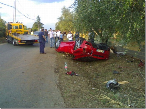 Uma Ferrari F430 destruida (2)