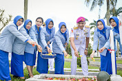Peringati HUT Ke-78 TNI AL, Danlantamal IX Ziarah Ambondan Tabur Bunga di Taman Makam Pahlawan Kapahaha Kota Ambon