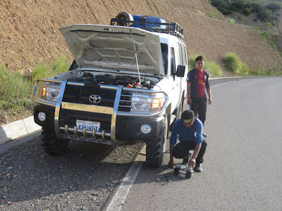 Auf der letzten Fahrt von Villazón nach Tupiza hatten wir eine Reifenpanne. Unsere Schlammreifen hatten wir vergessen für den Asphalt mehr aufzupumpen.