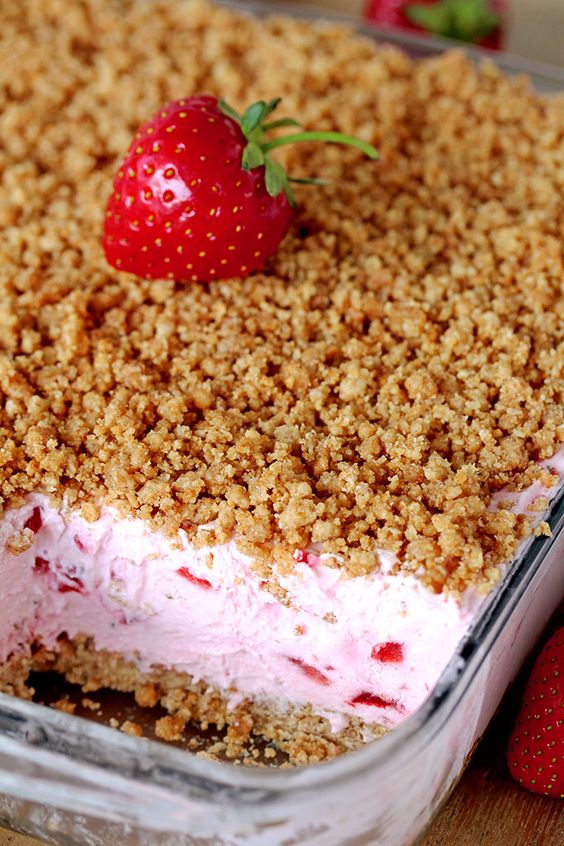 Easy Frozen Strawberry Dessert refreshing, creamy frozen dessert with fresh strawberries and crunchy graham cracker layer, topped with graham cracker crumbs