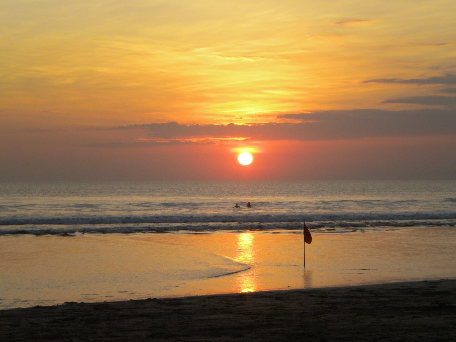  Foto foto Perjalanan Sunset di Pantai Kuta Legian