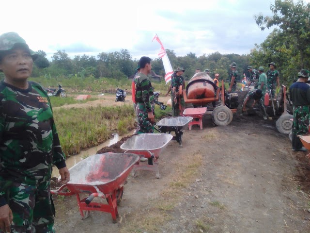 Tentara Manunggal Membangun Desa (TMMD) Ke-104 Antrian Angkong Yang Panjang