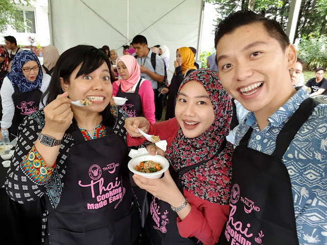 Together with Chef Hana and Chef Zarinah, media friends from NST. The Gai Pad Krapow (Thai basil chicken) tasted so good! 