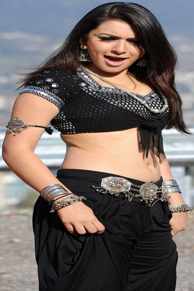 Black Dress Cute Pose gives Spicy Girl Hansika Motwani