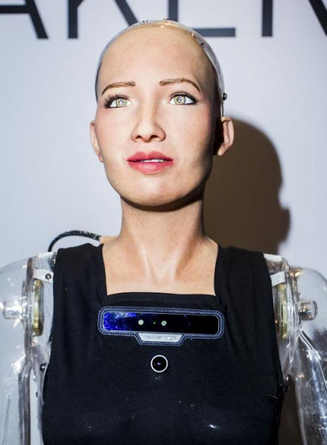 Sophia, en la Feria IoT (Internet of Things ), en L’Hospitalet de Llobregat, el 4 de octubre del 2017. Sophia es la primera máquina en obtener un estatuto de ciudadanía: la de Arabia Saudí, en el 2017. Todavía se comenta el hecho que este robot de aspecto humanoide tenga “derechos”. Esto es muy relativo pero probablemente Sophia ha sido más escuchada que cualquier mujer en la represiva sociedad saudí. Llibert Teixidó)