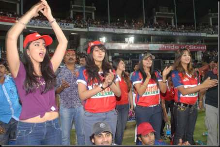 Shriya-Saran-cheers-at-Celebrity-Cricket-League-T20-2