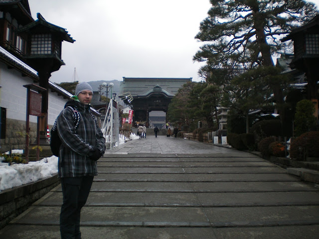 Puerta Niomon del templo Zenko-ji en Nagano