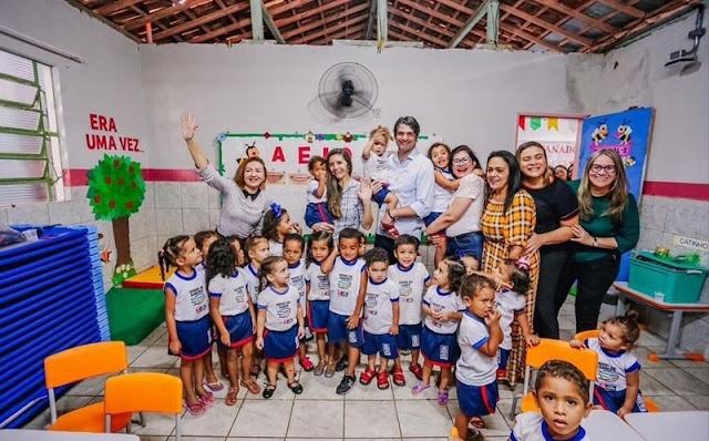 Ao lado de Cícero, Leo Bezerra participa da assinatura de ordem de serviço para reestruturação de CMEI no Timbó
