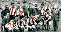 ATLÉTICO DE BILBAO. Temporada 1955-56. Utillero, Uribe, Maguregui, Carmelo, Lezama (portero suplente), Fernado Daucik (entrenador), Arieta I, Garay, Presidente. Guillermo Perdiguero (masajista), Canito, Orúe, Marcaida, Mauri, Arteche y Piru Gainza. ATLÉTICO DE BILBAO 2 CLUB ATLÉTICO DE MADRID 1 Domingo 24 de junio de 1956, 18:00 horas. Copa del Generalísimo, Final. Madrid, estadio Santiago Bernabéu: 125.000 espectadores. GOLES: 0-1: 26’, Molina. 1-1: 37’, Arteche. 2-1: 70’, Maguregui. INCIDENCIAS: El Athletic Club (Atlético de Bilbao entonces por imposición legal) gana su 19º título de Copa