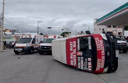 Así Manejan en Cancún: Combi vuelca tras choque con un taxi, reportan siete lesionados 