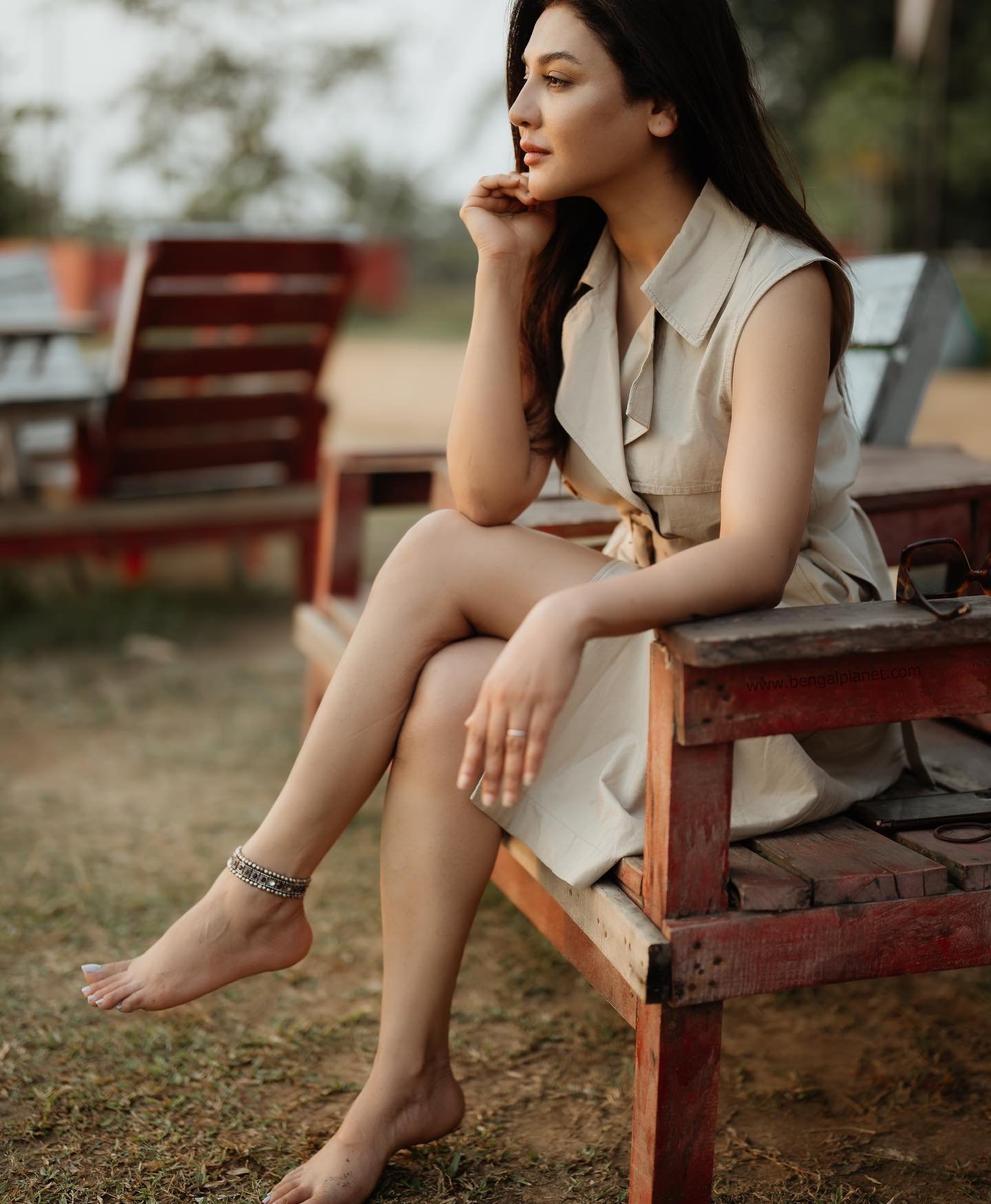 Actress-Jaya-Ahsan-stunning-photos-in-a-sleeveless-trench-coat-02-Bengalplanet.com