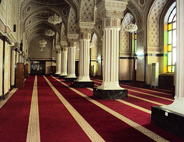 الحرم الداخلي في مسجد أبو حنيفة النعمان في الأعظمية في بغداد، العراق