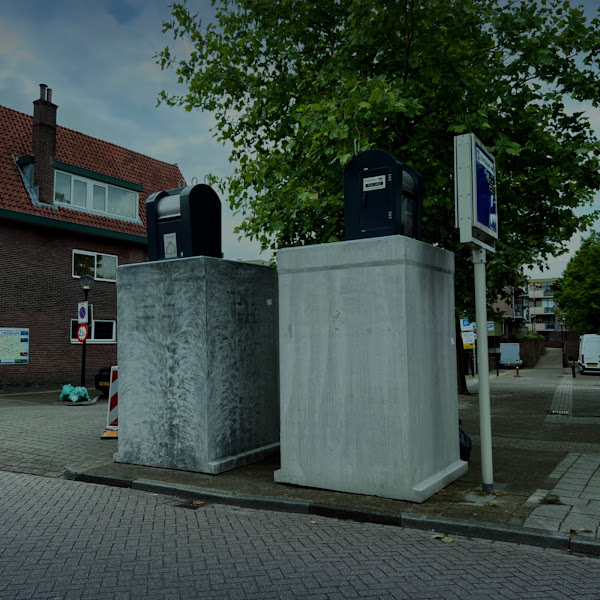 Afvalcontainers die klaar staan om in de grond gestopt te worden