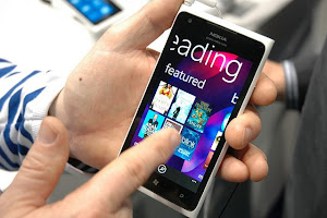 harga lumia 900, spesifikasi lengkap dan fitur nokia lumia 900, gambar dan review lumi a900 windows phone