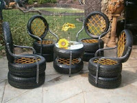 Sillas, asientos y mesas hechos con neumáticos reciclados