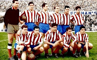 CLUB ATLÉTICO DE MADRID - Madrid, España - Temporada 1954-55 - Riquelme, Tinte, Martín, Pérez Andreu, Agustín y Hernández; Miguel, Molina, Escudero, Souto y Collar - ATLÉTICO DE MADRID 4 (Miguel 2, Souto y Escudero), DEPORTIVO ALAVÉS 1 (Primi) - 06/03/1955 - Liga de 1ª División, jornada 26 - Madrid, estadio Metropolitano - El At. Madrid se clasificó 8º, con Quincoces de entrenador