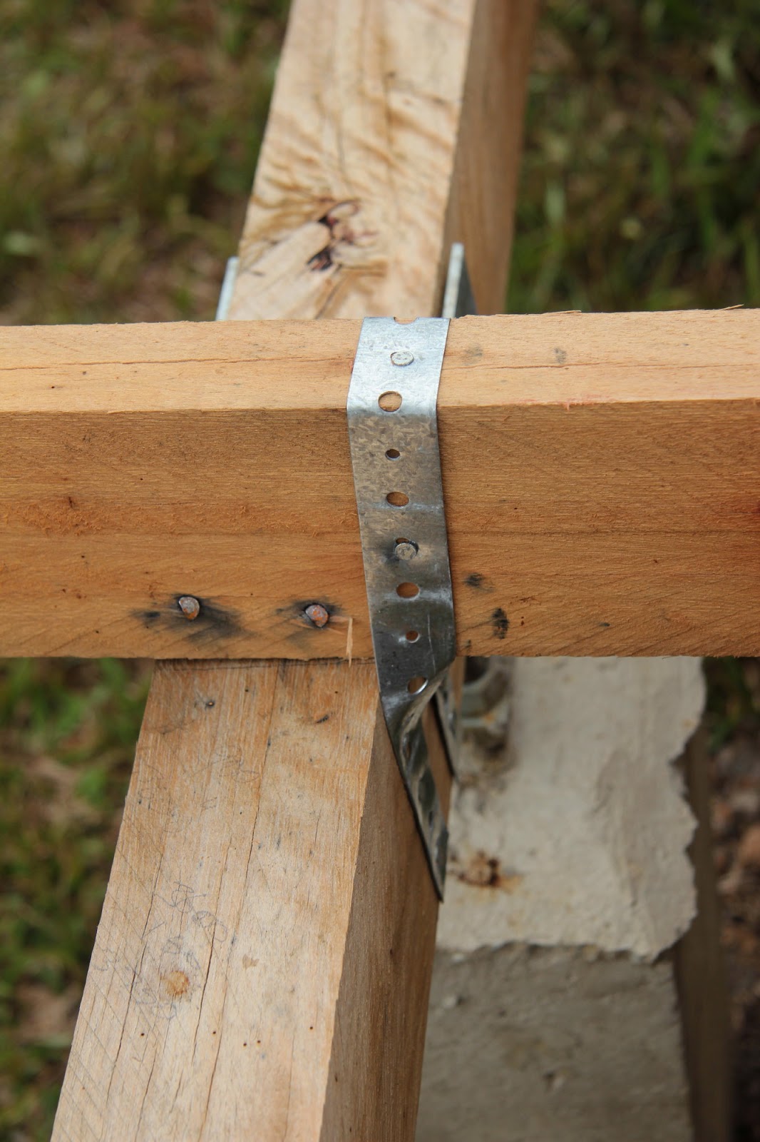 crazy house capers: Old fashioned shed build-subfloor.