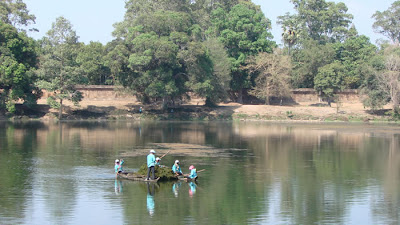 lavradores limpando o fosso de agua ao redor do templo de Angkor Wat