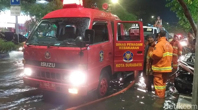 Mobil Damkar dan Tangki Dikerahkan Sedot Genangan di Jalanan Surabaya