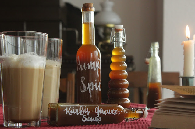 Pumpkin-Spice-Latte? Mit selbstgemachtem Sirup! | https://kuechenliebelei.blogspot.com/2017/11/kurbis-gewurz-sirup.html