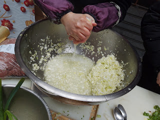 Preparazione ravioli cinesi