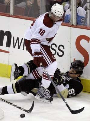 Sid Crosby gets knocked down