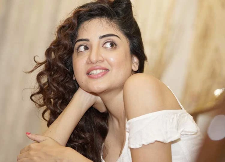 Poonam Kaur Wiki, Biography, Height, Weight, Age, Husband, Family, Photos