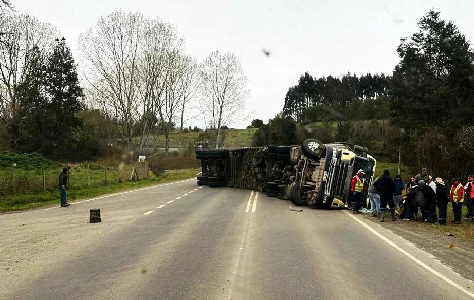 Accidente de camión en la Ruta U-400 de Osorno - San Juan de la Costa