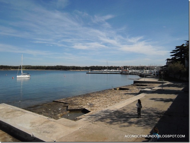 18-Novigrad.Panorámica del mar con piscinas-P4260162