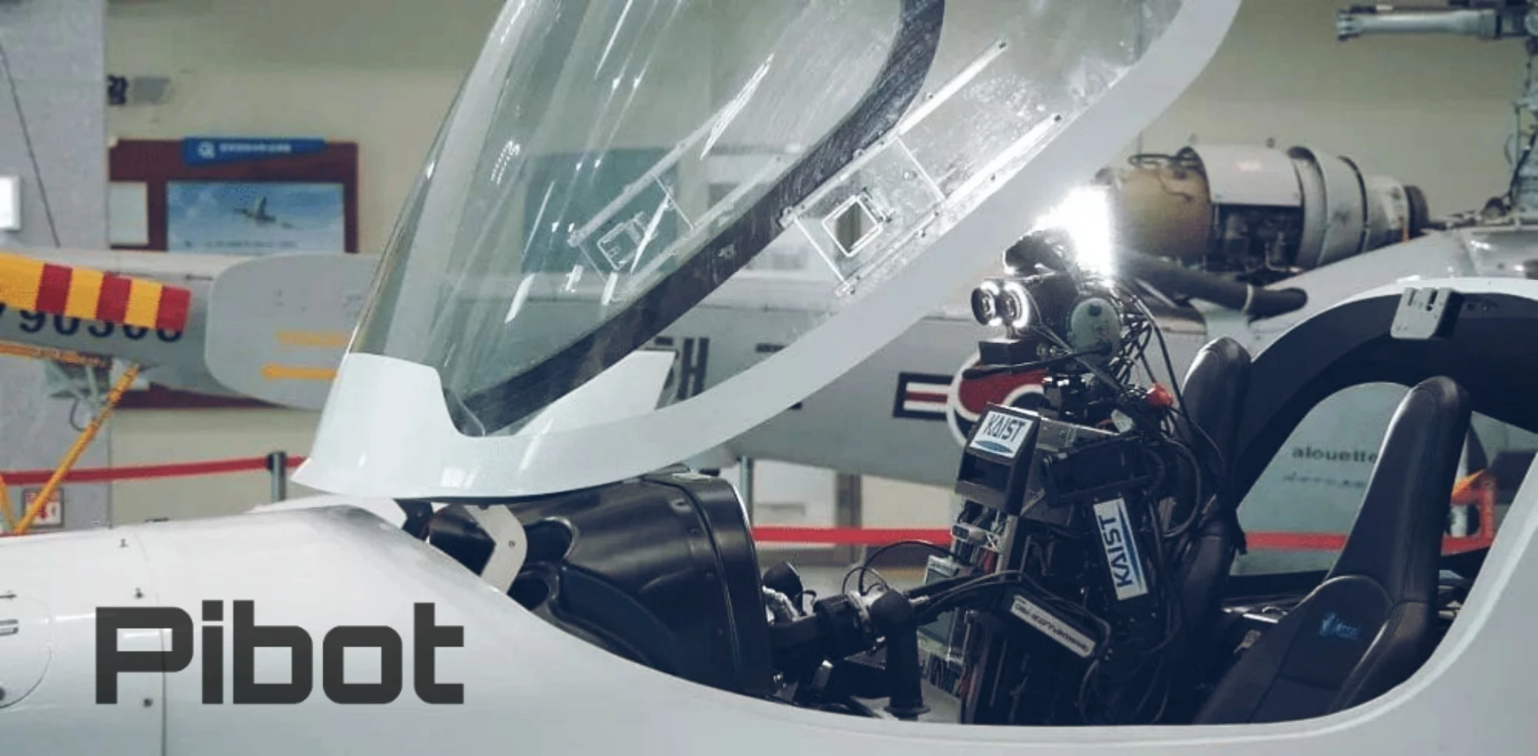 بايبوت: الروبوت البشري القائد للطائرات بواسطة الذكاء الاصطناعي