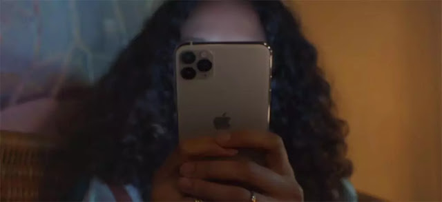 Una chica usando un iPhone 11 Pro Max